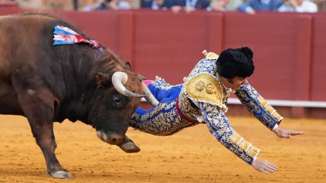 Dolor en Sevilla: Morante de la Puebla recibe una cornada de su segundo toro de la tarde