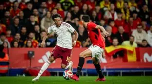 Todas las referencias ocultas en la segunda equipación de España para el Mundial 2026