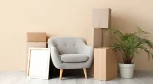 La Ley de Propiedad Horizontal lo confirma: dejar el sofá o armarios en el descansillo del edificio durante una mudanza te puede salir muy caro