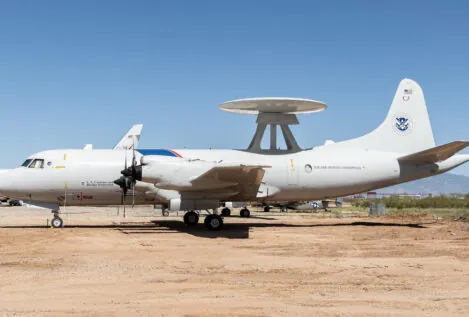 Este avión está reventando el negocio de los narcos en el Caribe solo con mirarlos