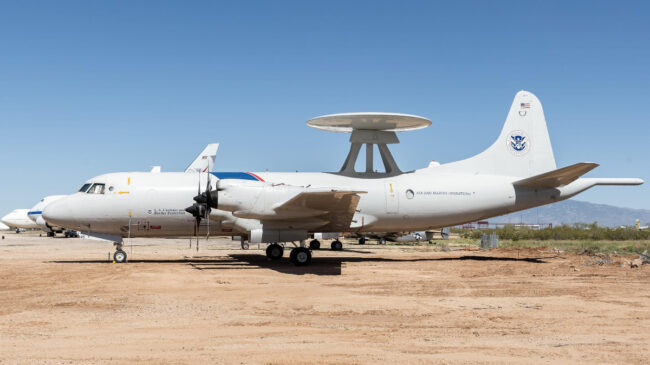 Este avión está reventando el negocio de los narcos en el Caribe solo con mirarlos