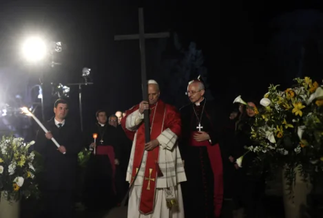 El Papa León XIV clama contra la guerra y el abuso de poder en su primer Via Crucis