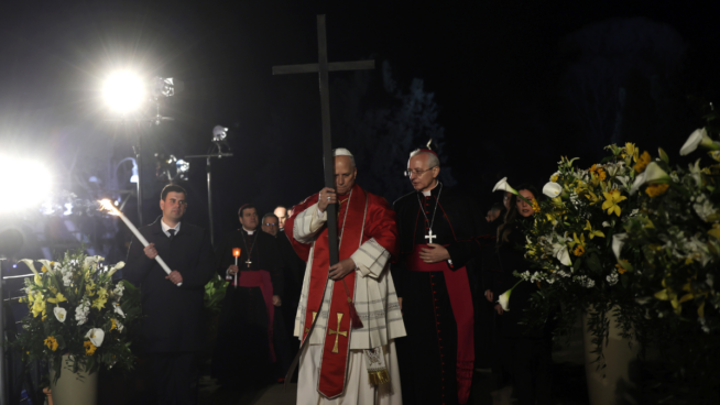 El Papa León XIV clama contra la guerra y el abuso de poder en su primer Via Crucis