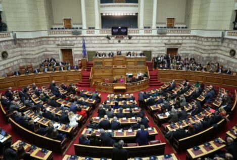 El Parlamento de Grecia le quita la inmunidad a 13 diputados por fraude con fondos de la UE
