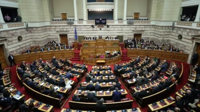 El Parlamento de Grecia le quita la inmunidad a 13 diputados por fraude con fondos de la UE