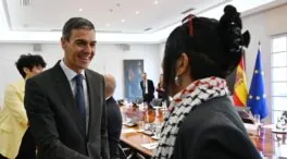 Sánchez se reúne en Moncloa con inmigrantes regularizados