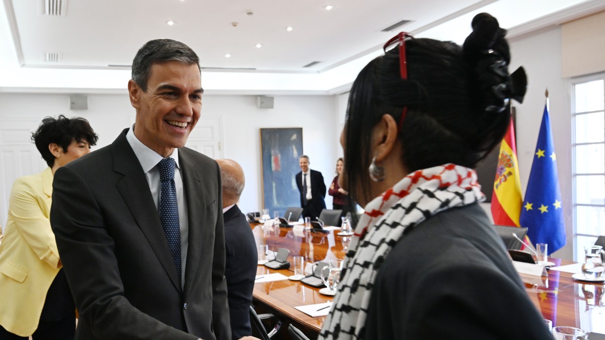 Sánchez se reúne en Moncloa con inmigrantes regularizados