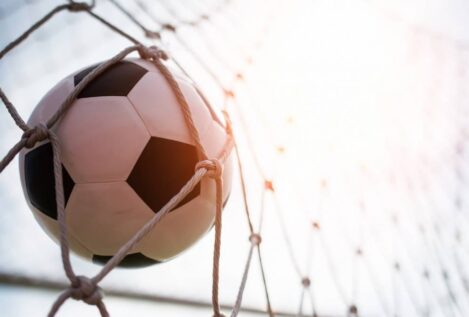 La mayoría de las decisiones arbitrales en fútbol suelen revocarse al mirar las grabaciones