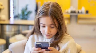 El móvil en el aula: estrategias que funcionan más allá de la prohibición