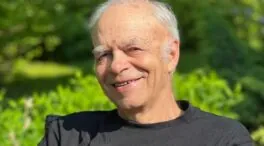 Peter Singer, filósofo (79): «La felicidad no es solo un objetivo personal, sino que también se encuentra en ayudar a reducir el sufrimiento de otros»