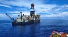 El petróleo baja a 97 dólares tras ampliarse la tregua en los ataques a Irán