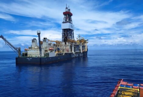 El petróleo baja a 97 dólares tras ampliarse la tregua en los ataques a Irán