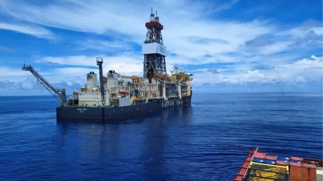 El petróleo baja a 97 dólares tras ampliarse la tregua en los ataques a Irán