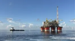 El petróleo vuelve a rebasar los 100 dólares tras anunciar EEUU que bloqueará Ormuz