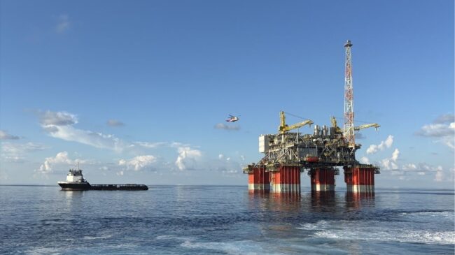 El petróleo vuelve a rebasar los 100 dólares tras anunciar EEUU que bloqueará Ormuz