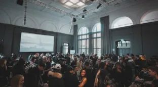 El sector de los eventos ante el espejo de la IA: seguridad masiva y cumplimiento legal en el horizonte de 2026