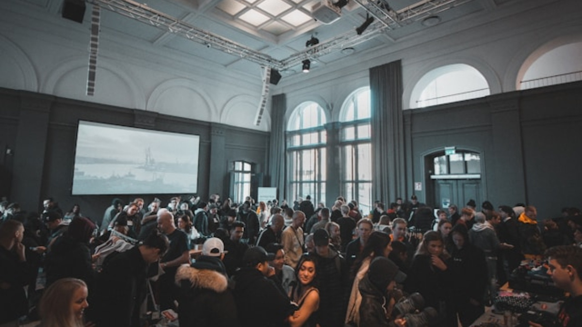 El sector de los eventos ante el espejo de la IA: seguridad masiva y cumplimiento legal en el horizonte de 2026