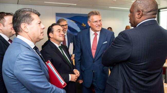 Albares se reúne por primera vez en Madrid con el representante de Gibraltar