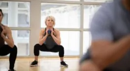 Los expertos lo confirman: a partir de los 50 no basta con hacer cardio. Necesitas entrenar las piernas con ejercicios de fuerza al menos dos veces por semana