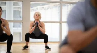 Los expertos lo confirman: a partir de los 50 no basta con hacer cardio. Necesitas entrenar las piernas con ejercicios de fuerza al menos dos veces por semana