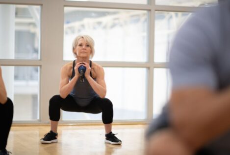 Los expertos lo confirman: a partir de los 50 no basta con hacer cardio. Necesitas entrenar las piernas con ejercicios de fuerza al menos dos veces por semana