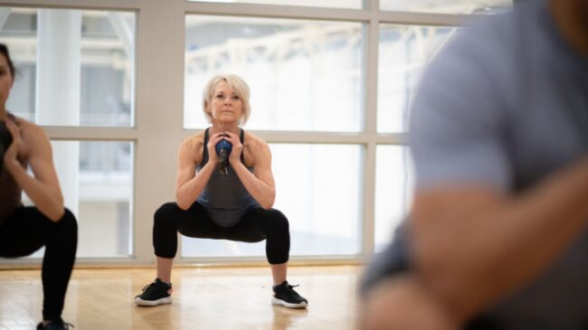 Los expertos lo confirman: a partir de los 50 no basta con hacer cardio. Necesitas entrenar las piernas con ejercicios de fuerza al menos dos veces por semana