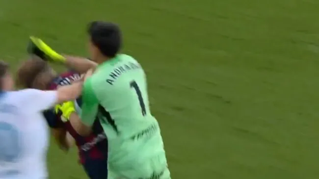 El derbi aragonés acaba con un puñetazo del portero del Zaragonza a un jugador del Huesca