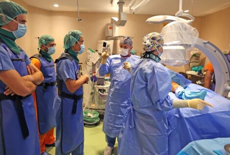 Madrid saca pecho de su liderazgo en las listas de espera quirúrgicas y ante el «disgusto» de Mónica García