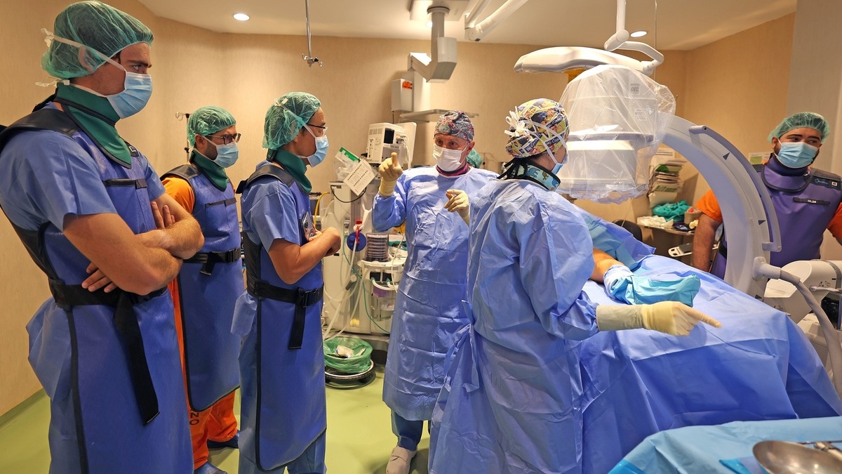 Madrid saca pecho de su liderazgo en las listas de espera quirúrgicas y ante el «disgusto» de Mónica García