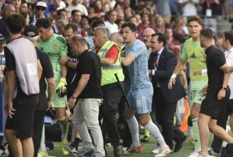 El portero del Zaragoza, sancionado con 13 partidos por su agresión al rival del Huesca