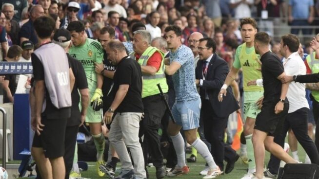 El portero del Zaragoza, sancionado con 13 partidos por su agresión al rival del Huesca