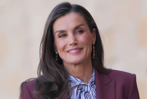 La reina Letizia tiene nuevas zapatillas favoritas y son muy fáciles de encontrar en Zara, Mango o Primark