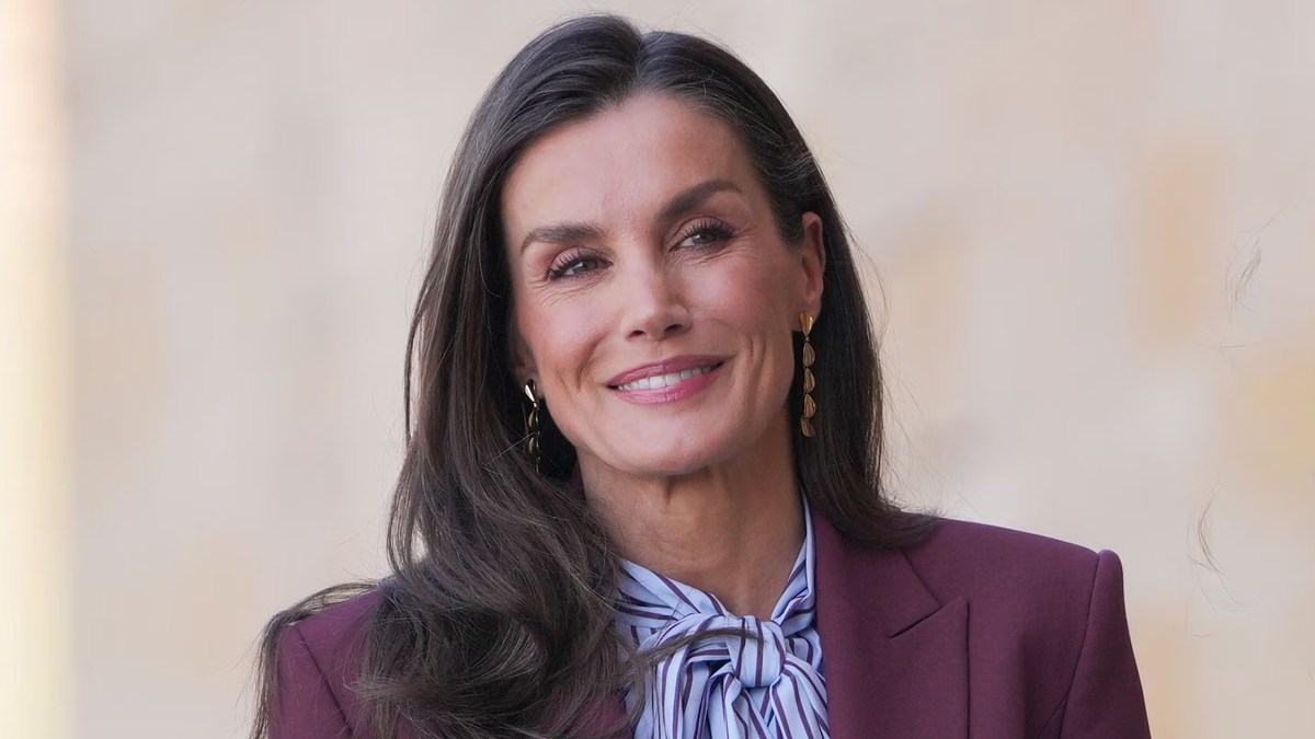 La reina Letizia tiene nuevas zapatillas favoritas y son muy fáciles de encontrar en Zara, Mango o Primark