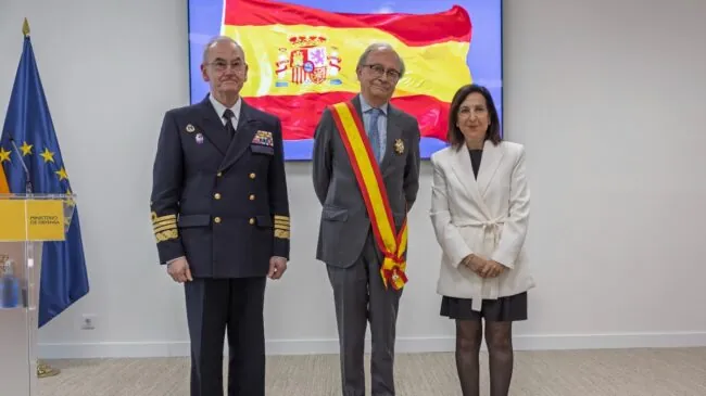 Robles condecora a uno de los magistrados más afines que tenía en el Supremo