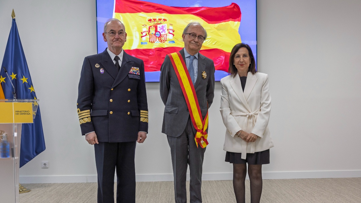 Robles condecora a uno de los magistrados más afines que tenía en el Supremo