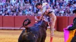 Roca Rey pasa la noche en la UCI de un hospital de Sevilla tras la gravísima cornada