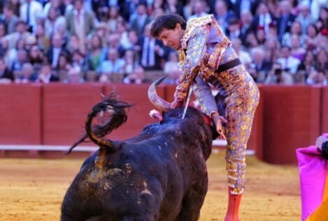 Roca Rey pasa la noche en la UCI de un hospital de Sevilla tras la gravísima cornada