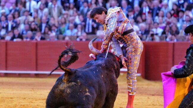 Roca Rey, cogido aparatosamente al entrar a matar al quinto toro en Sevilla