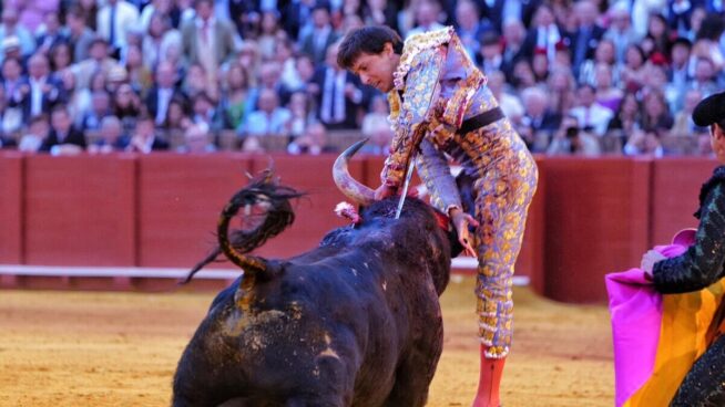 Roca Rey pasa la noche en la UCI de un hospital de Sevilla tras la gravísima cornada