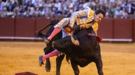 Roca Rey, herido «muy grave» en Sevilla por una cornada de 35 centímetros en el muslo