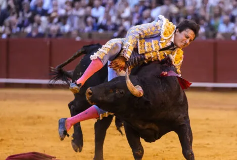 Roca Rey, herido «muy grave» en Sevilla por una cornada de 35 centímetros en el muslo