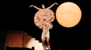 Rosalía arrasa en Madrid: arte, espectáculo total y 'dardos' a Sebastián Yatra y Rauw Alejandro ante la mirada de su novia, Loli Bahia