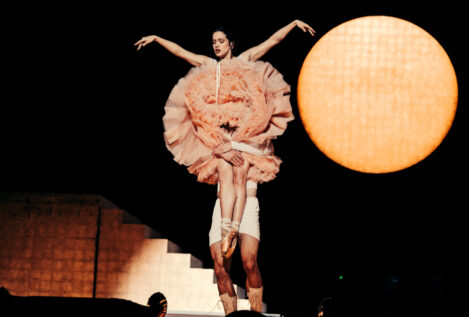 Rosalía arrasa en Madrid: arte, espectáculo total y 'dardos' a Sebastián Yatra y Rauw Alejandro ante la mirada de su novia, Loli Bahia