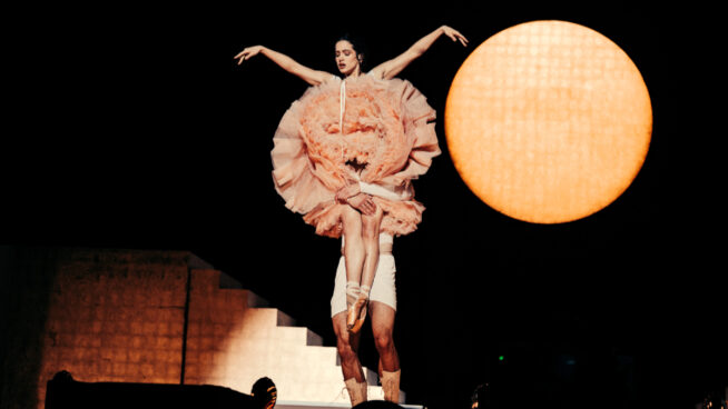 Rosalía arrasa en Madrid: arte, espectáculo total y 'dardos' a Sebastián Yatra y Rauw Alejandro ante la mirada de su novia, Loli Bahia