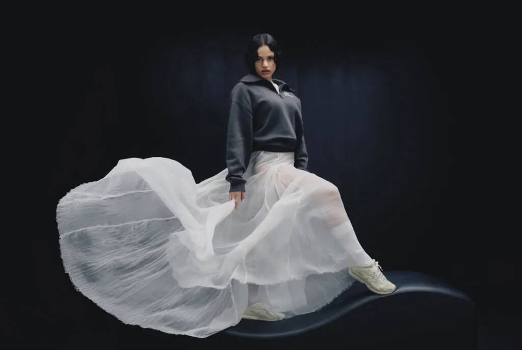 Rosalía con uno de los nuevos modelos de la firma New Balance. (PVP: 130€)