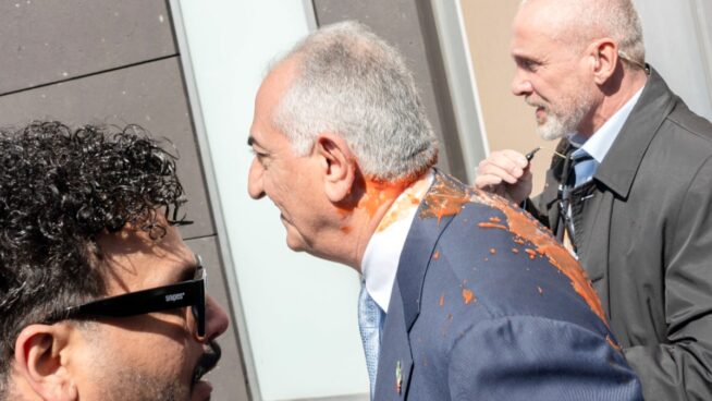 Un hombre lanza «salsa de tomate» al hijo del sah de Persia tras un acto en Berlín