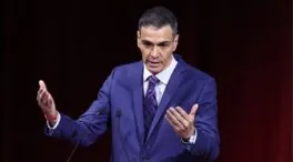 Sánchez llama a los alcaldes a «abanderar» el proceso de regularización