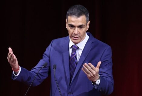 Sánchez llama a los alcaldes a «abanderar» el proceso de regularización