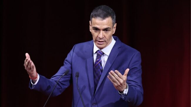 Sánchez llama a los alcaldes a «abanderar» el proceso de regularización
