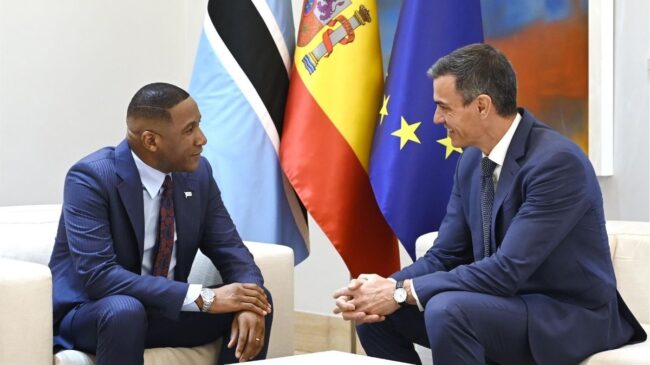 Sánchez recibe por primera vez al presidente de Botsuana para reforzar la relación bilateral